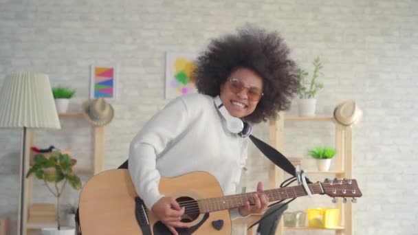 Mujer afroamericana con un peinado afro expresivo tocando en la guitarra lento mo — Vídeos de Stock