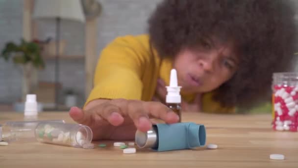 Portré gyönyörű afro-amerikai afro frizura hirtelen asztmás roham használata a spray a lakásban közelről — Stock videók