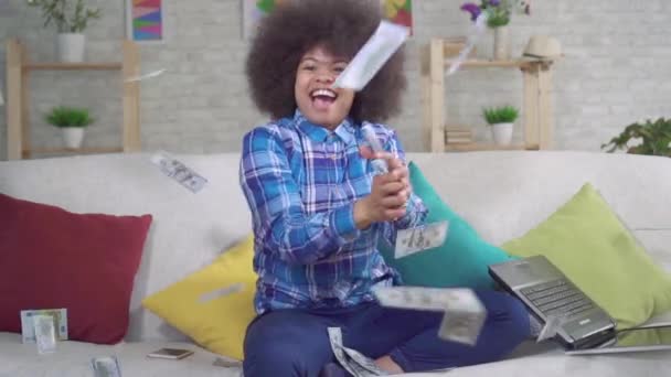 アフロヘアスタイルを持つ幸せなアフリカ系アメリカ人女性は、落下紙幣をキャッチ — ストック動画