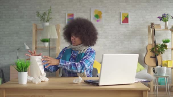Boynunda eşarp ile Afro saç modeli ile yorgun Afrikalı Amerikalı genç kadın kağıt peçete kullanarak hasta hapşırık Alerji veya soğuk — Stok video