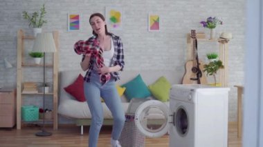 neşeli genç kadın ev hanımı şeyler yıkar
