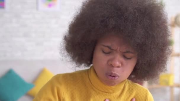 Close-up mooie Afrikaanse vrouw Amerikaanse Afro kapsel plotselinge astmatische aanval is het gebruik van spray slow mo — Stockvideo