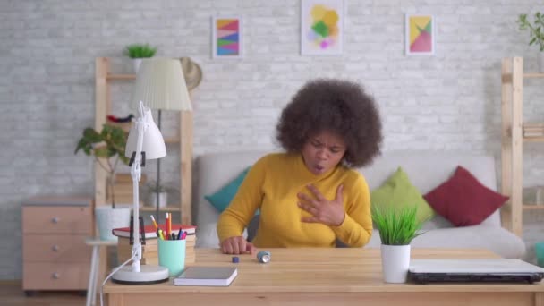 Beautiful african american afro hairstyle sudden asthmatic attack is the use of spray slow mo — Stock Video