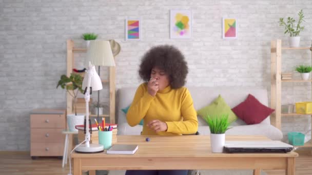 Bella afro afro afro afro afro acconciatura improvviso attacco asmatico è l'uso di spray — Video Stock