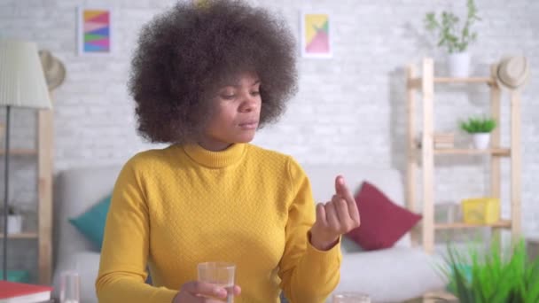 Menina americana africana bonita com um penteado afro — Vídeo de Stock