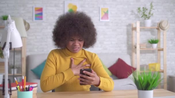 Gyönyörű afro-amerikai nő egy afro frizura váratlan támadás vagy szívfájdalom vesz egy pirulát — Stock videók