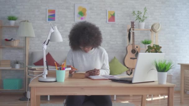 African American studenten vrouw met een Afro kapsel — Stockvideo