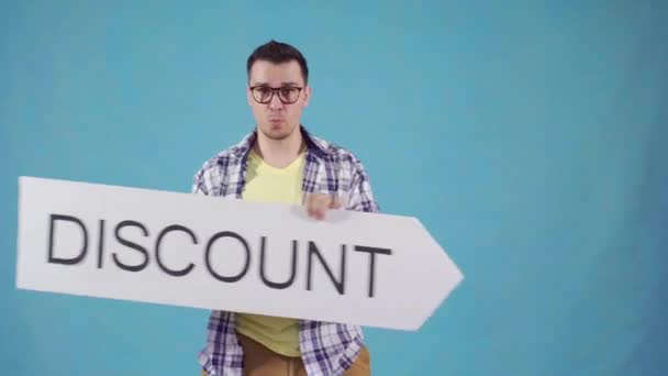 Αστείος άντρας με γυαλιά με έκπτωση στην πινακίδα — Αρχείο Βίντεο