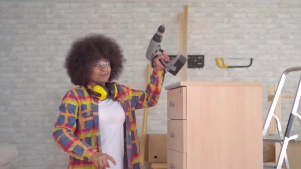 Tevreden met het werk gedaan Afro-Amerikaanse vrouw met Afro kapsel — Stockvideo