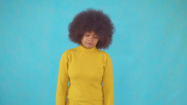 Somnolienta mujer africana cansada con un peinado afro en una chaqueta amarilla — Vídeo de stock