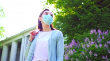 Güneşli bir gün dışında alerji tıbbi bir maske genç bir kadının portre
