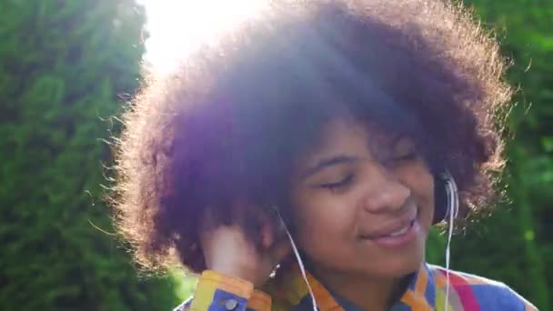 Retrato de mujer afroamericana feliz con peinado afro en camisa y auriculares — Vídeos de Stock