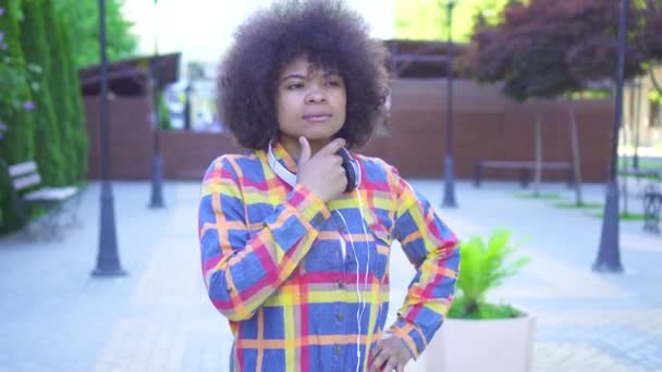 Mulher americana africana pensativo com um penteado afro encontrar soluções — Vídeo de Stock