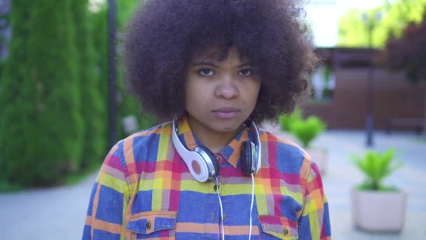 Portrait sad african american woman with an afro hairstyle on the street — Stock Video