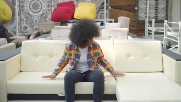 African american woman with an afro hairstyle chooses the furniture superstore — Stock Video