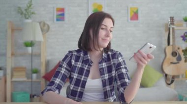 telefon üzerinden online sipariş hemen sonra hızlı yıldırım hızlı teslimat kavramı fikri