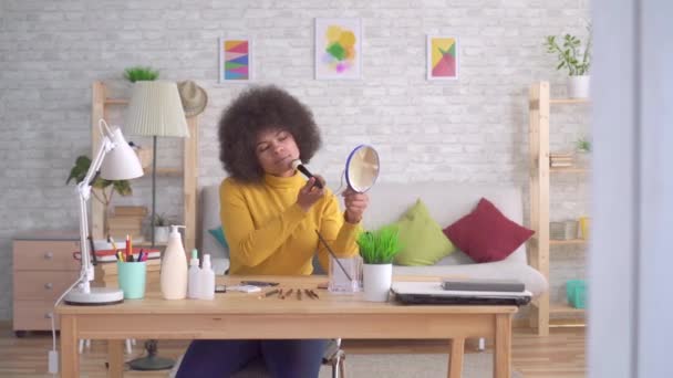 Красива афроамериканська зачіска для дівчат макіяж — стокове відео