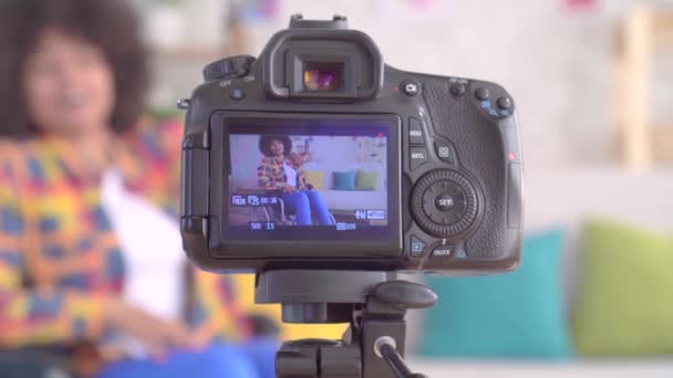 Blogger africana discapacitada en una silla de ruedas con un peinado afro la vista a través de la pantalla de la cámara — Vídeos de Stock
