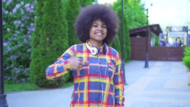 Onay ile bir afro saç modeli ile Portre Afro-Amerikan kadın kadar bir parmak gösterir