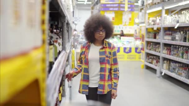 Ladrón mujer africana con un afro peinado en el supermercado — Vídeos de Stock