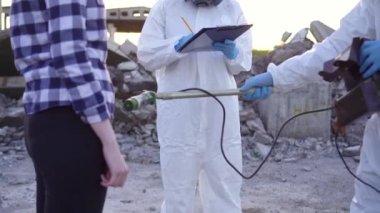 koruyucu giysiler ve maskeler ve dosimetre portre bilim adamları, kişisel iyonlaştırıcı radyasyon dosimetre ve radyasyon hastalığı için insanların muayene ölçmek