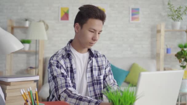 Portré fiatal ázsiai férfi diák segítségével laptop — Stock videók