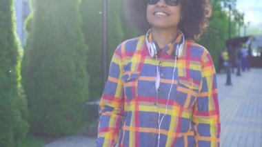 Portre afro-amerikan kadın görme engelli bir afro saç modeli ile