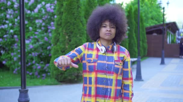 Retrato mulher americana africana com um penteado afro com a negação mostrando polegar para baixo — Vídeo de Stock