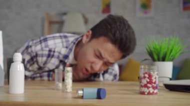 boğulma atakları ile astımlı bir gömlek dramatik çekim genç asyalı adam bir inhaler kullanır