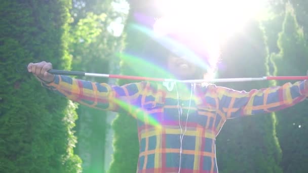 Portrétní Africká Američanka slepá s afroúčesem s hůlkou, sluneční paprsek pomalý mo — Stock video