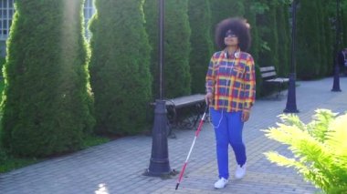 afro saç modeli yavaş mo ile kör afro-amerikan kadın