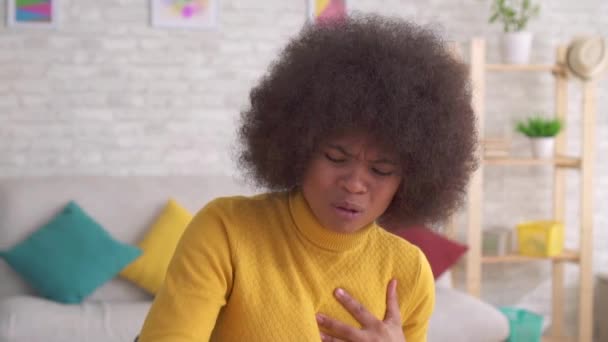 Portrét nádherný afroamerický Afro účes náhlý astmatické útok je použití pomalého postřiku — Stock video