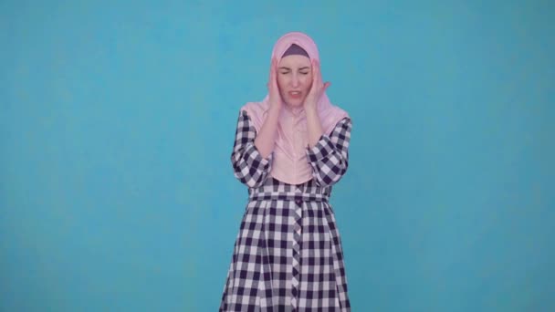 Jovem bela mulher muçulmana experimentando dor de cabeça grave enxaqueca — Vídeo de Stock