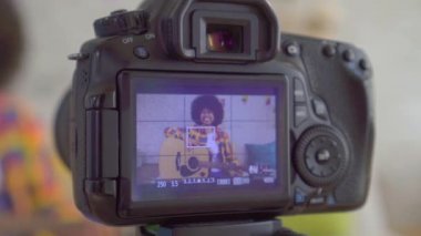 Bir gitar ile afro saç modeli ile Afrikalı kadın blogger kamera ekranından görünümü yakın