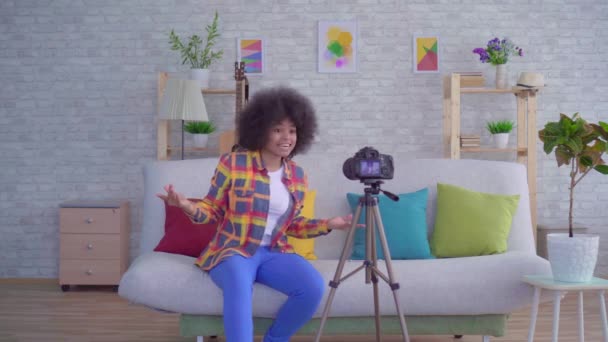 Mulher africana blogger com um penteado afro antes da câmera — Vídeo de Stock