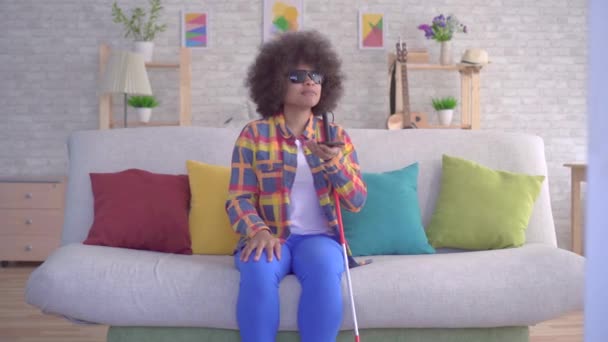 Afrikanerin mit Afro-Frisur Sehbehinderte nutzt Sprachassistenten auf ihrem Smartphone — Stockvideo