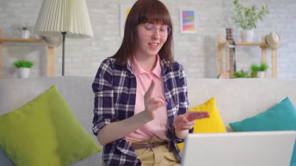 Молода жінка з келихами використовує мову глухих для спілкування в Інтернеті — стокове відео