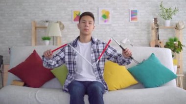 Oturma odasında kanepede oturan kör asyagenç adam