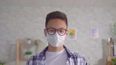 Koruyucu tıbbi maskeli genç sian adam
