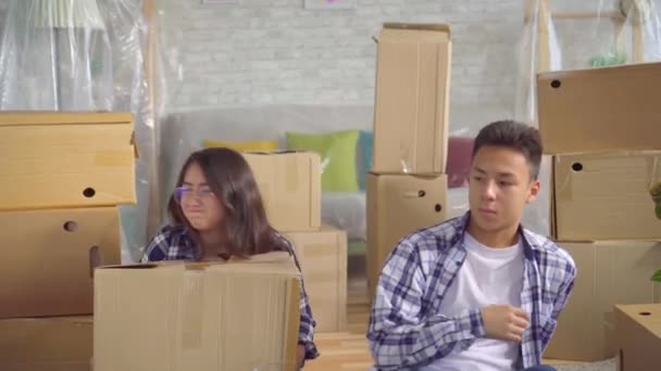 Cansado jovem casal asiático enquanto se muda para novo apartamento — Vídeo de Stock