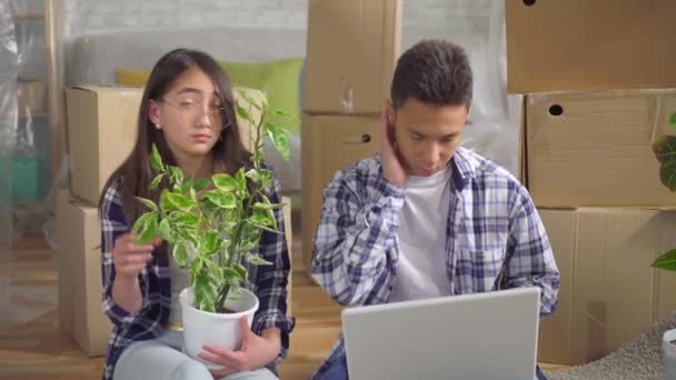 Печальная и разочарованная пара после переезда, недовольная новой квартирой — стоковое видео