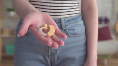 bir işitme cihazı tutan kadın el