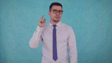 Kulağında işitme cihazı olan zor işitme engelli bir adamın portresi