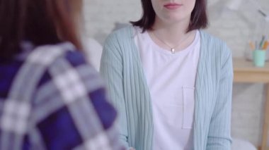 tanınmayan sağır genç kadınlar evde oturma odasında İşaret Dili ile talking