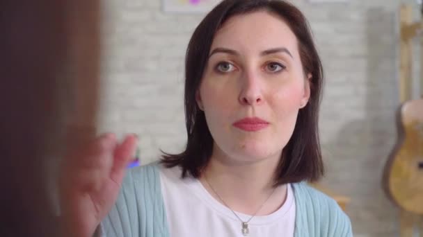 Primer plano cara hermosa sorda jóvenes mujeres utiliza el lenguaje de señas en la sala de estar — Vídeos de Stock
