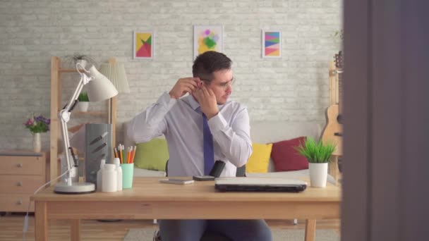 Förvånad och glad svårt att höra mannen för första gången bär en hörapparat — Stockvideo
