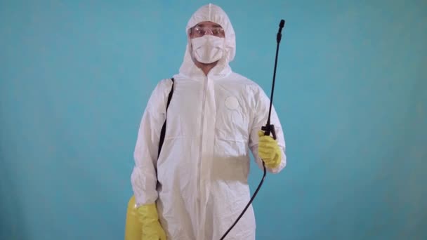 Pest control worker in overalls with spray showing thumbs up — Stock Video