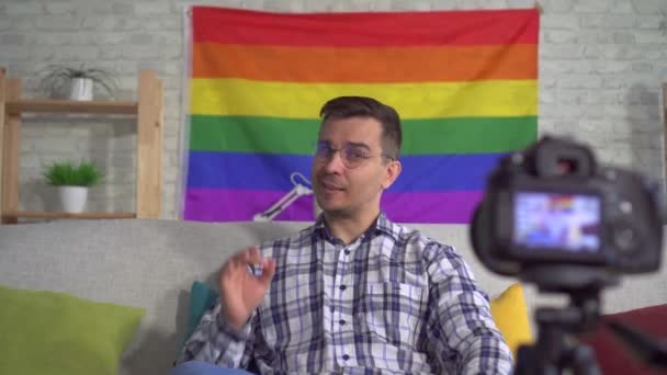 Uomo blogger di mezza età in camicia sullo sfondo della bandiera del video record LGBT — Video Stock