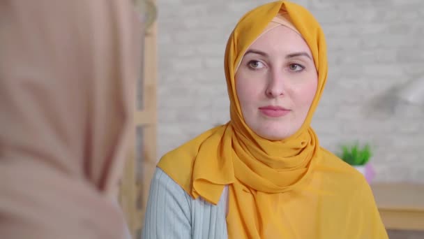 Πορτραίτο όμορφο χαμογελαστή πρόσωπο Κωφών νέοι μουσουλμανικές γυναίκες σε χούσα μιλάει με νοηματική γλώσσα στο σαλόνι κοντά στο σπίτι — Αρχείο Βίντεο