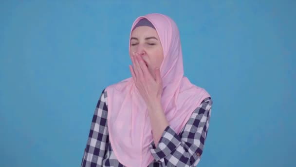 A young Muslim woman sleepy yawns of the early morning rise — Stock Video